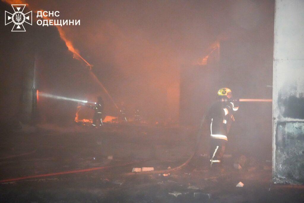 РФ атаковала гражданскую инфраструктуру Одесской области: возник пожар, есть пострадавший