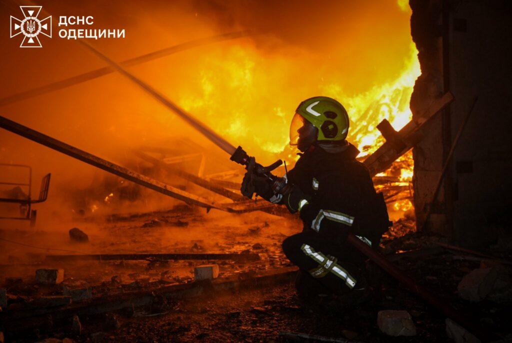 РФ атаковала гражданскую инфраструктуру Одесской области: возник пожар, есть пострадавший