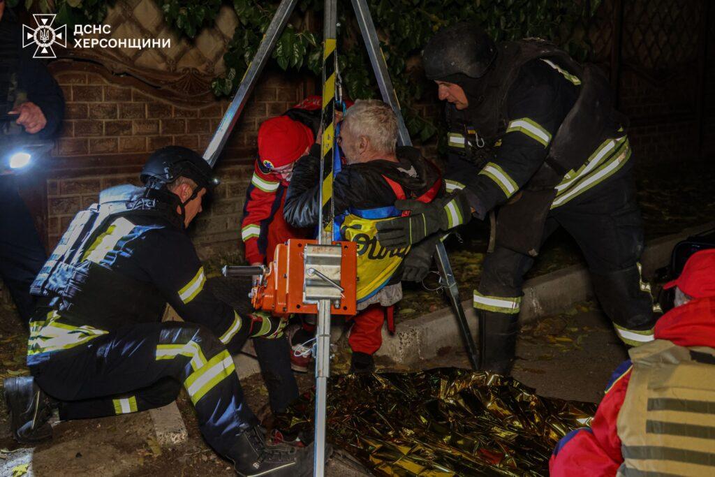 У Херсоні врятували чоловіка, що впав у колодязь