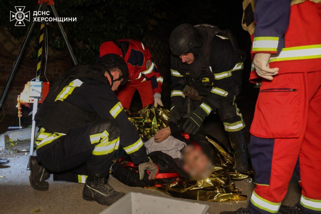 У Херсоні врятували чоловіка, що впав у колодязь