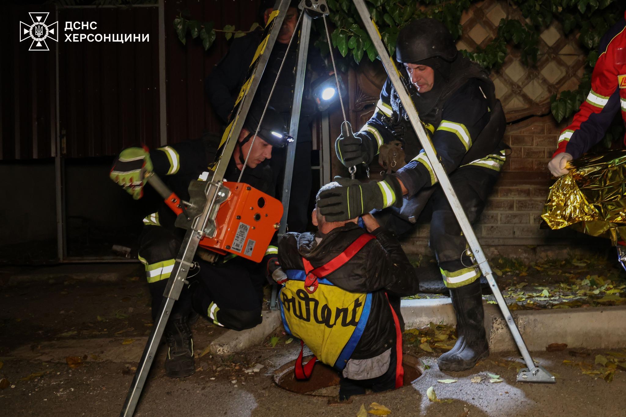 У Херсоні врятували чоловіка, що впав у колодязь