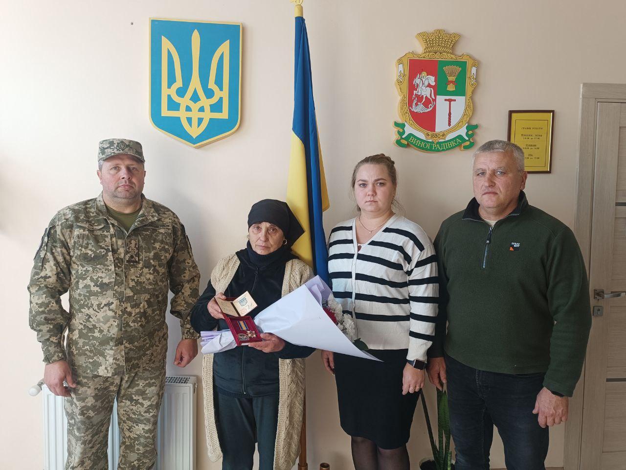 На Одещині родині загиблого героя вручили орден “За мужність”