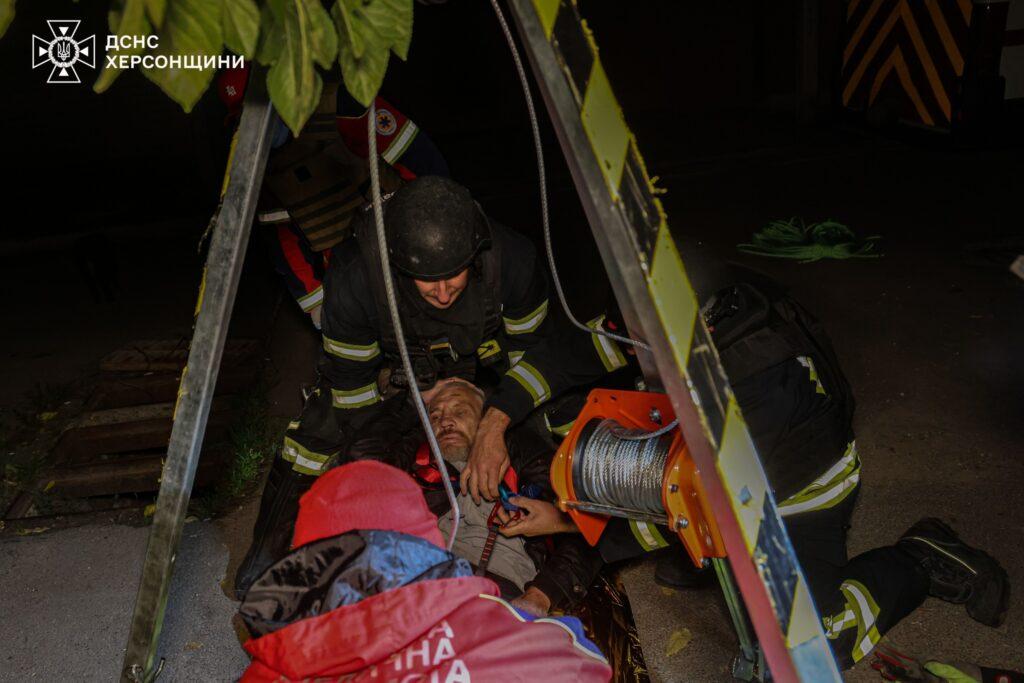 У Херсоні врятували чоловіка, що впав у колодязь