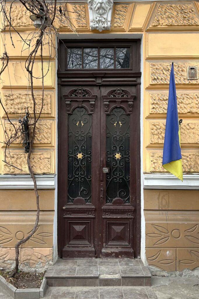 В центрі Одеси відновили двері початку минулого століття