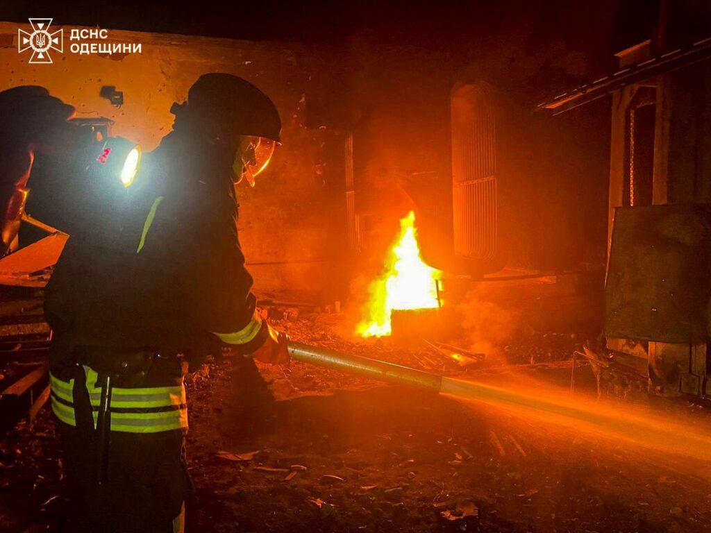 РФ ударила по Одесской области ударными БПЛА: огонь охватил энергетическую и портовую инфраструктуру