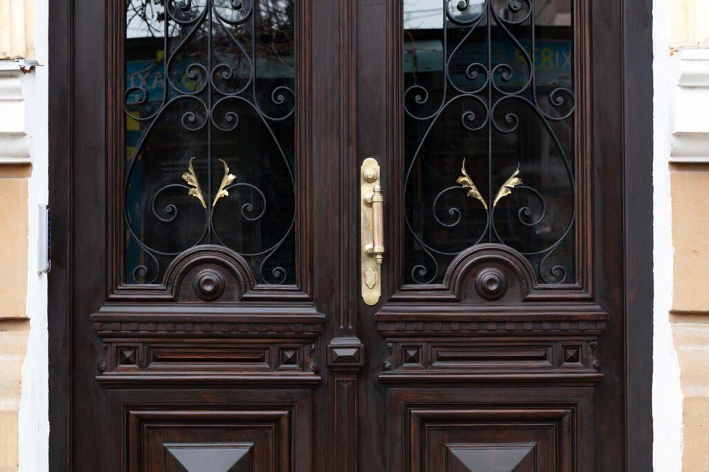 В центрі Одеси відновили двері початку минулого століття
