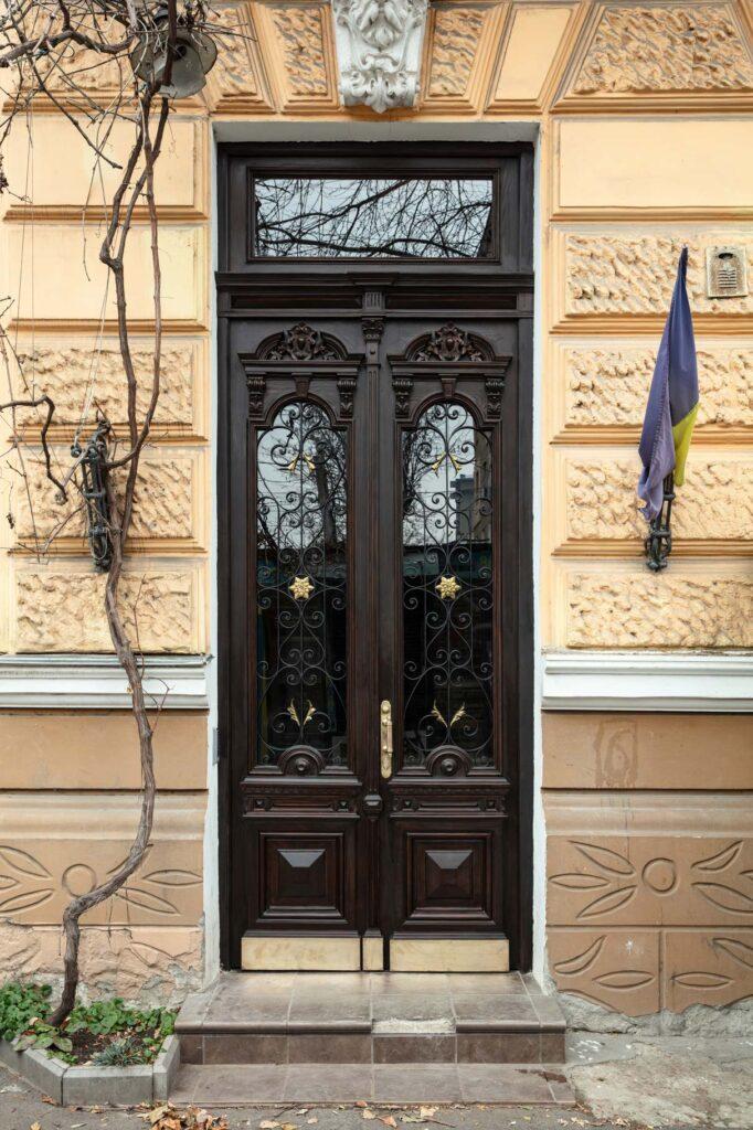 В центрі Одеси відновили двері початку минулого століття