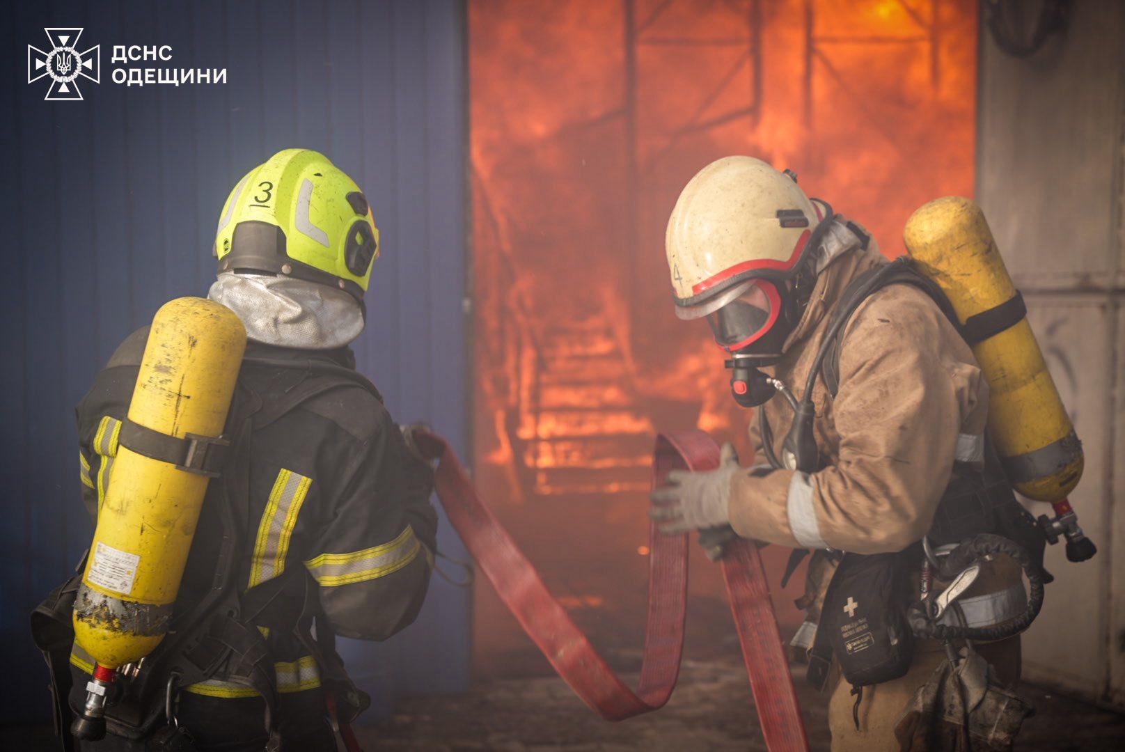 Під Одесою палала СТО (фото, відео)