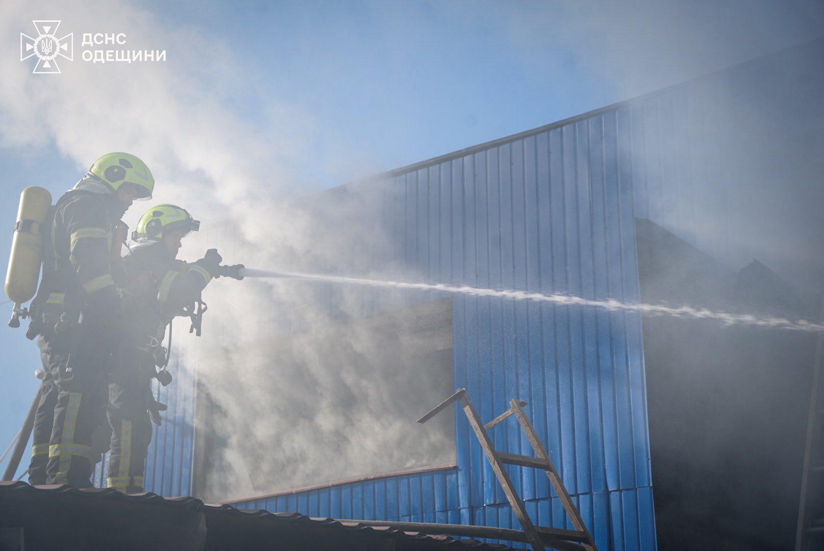 Під Одесою палала СТО (фото, відео)