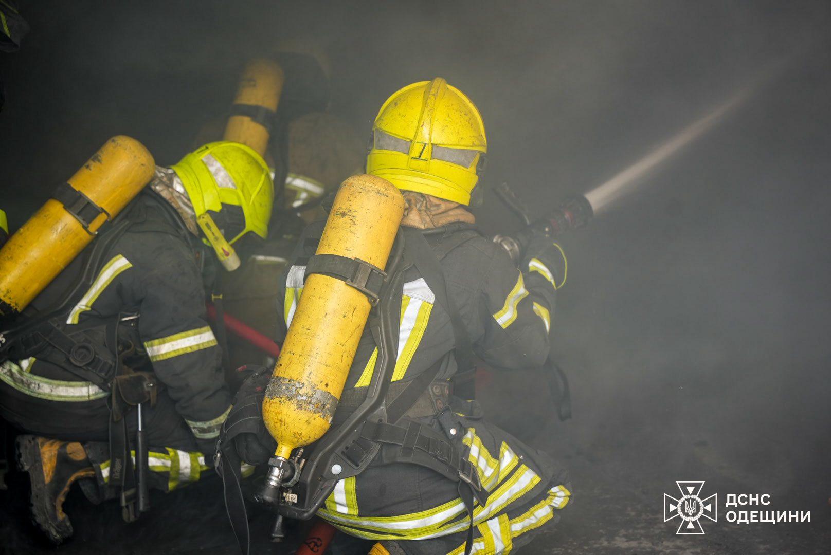 Під Одесою палала СТО (фото, відео)