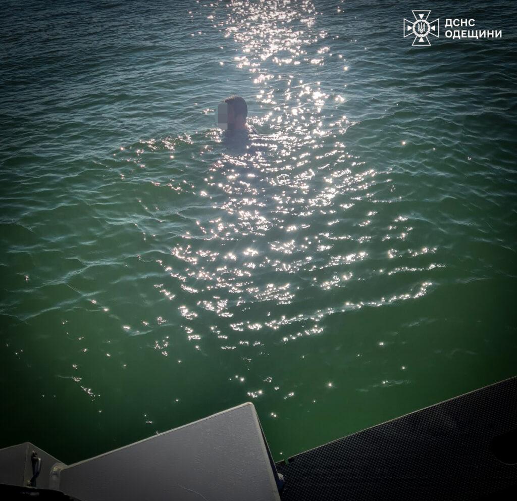 Витягли з крижаної води: водолази врятували чоловіка в морі під Одесою Вытащили из ледяной воды: водолазы спасли мужчину в море под Одессой