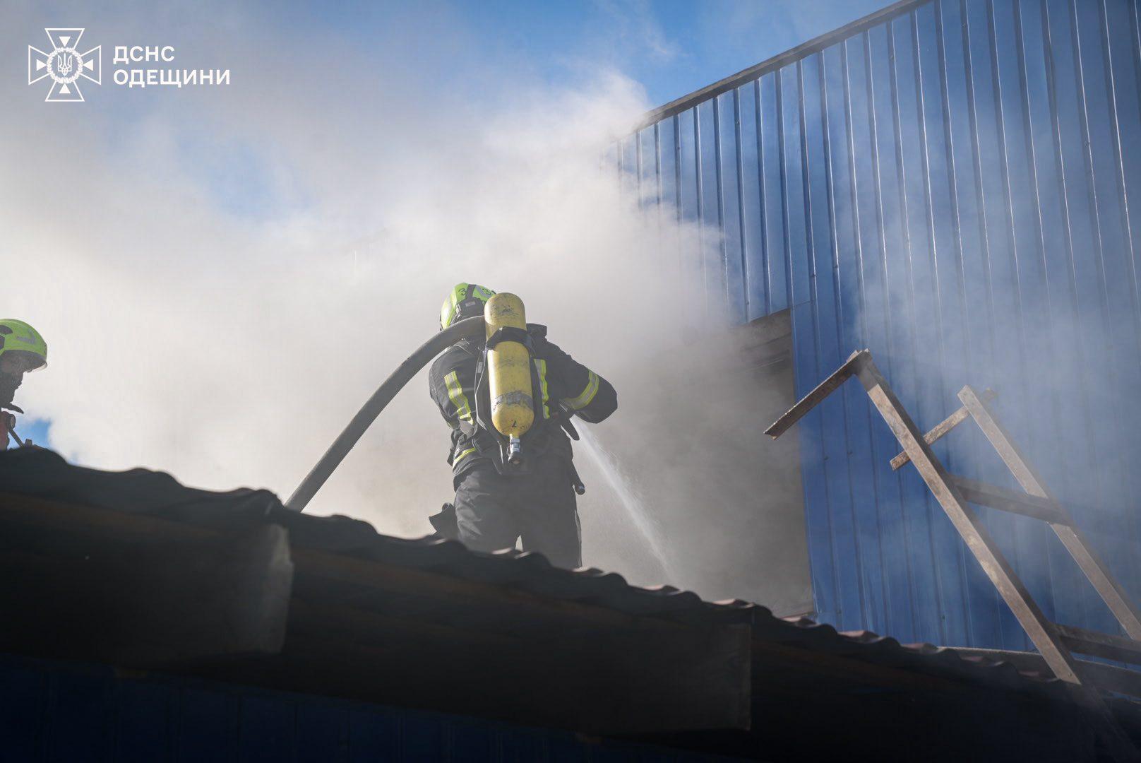 Під Одесою палала СТО (фото, відео)