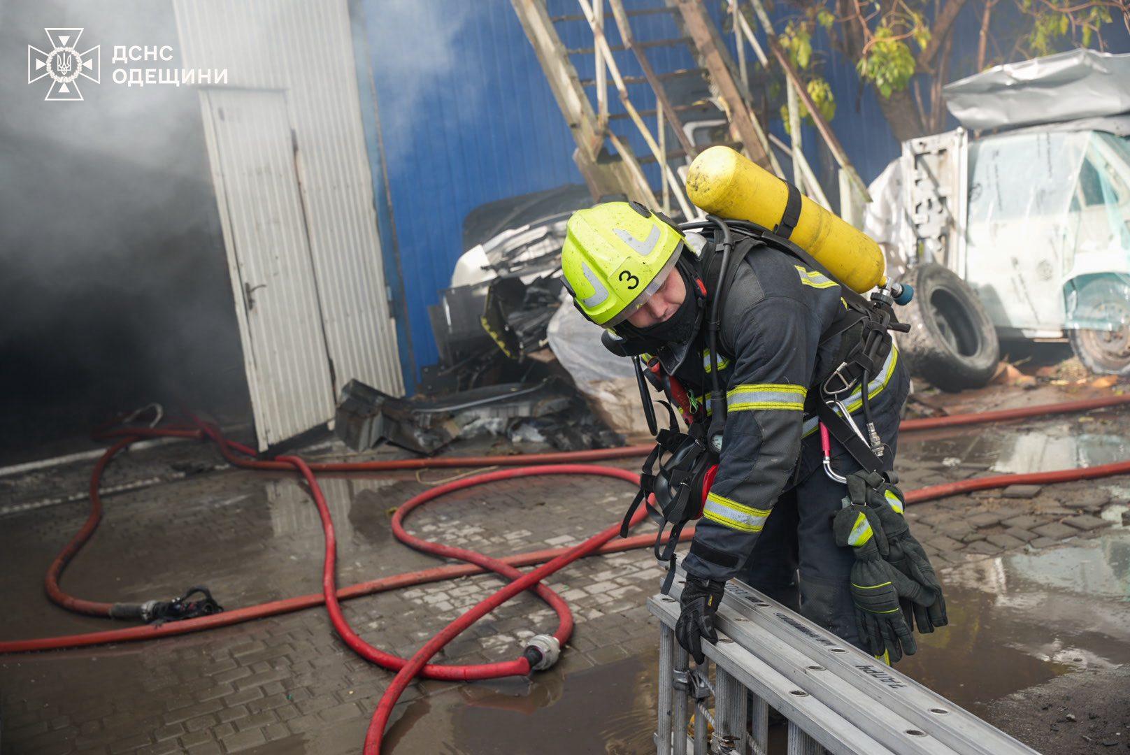 Під Одесою палала СТО (фото, відео)