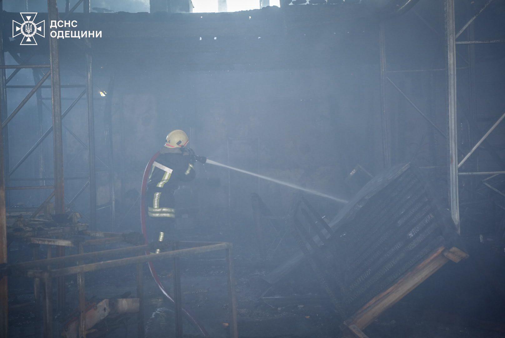 Під Одесою палала СТО (фото, відео)