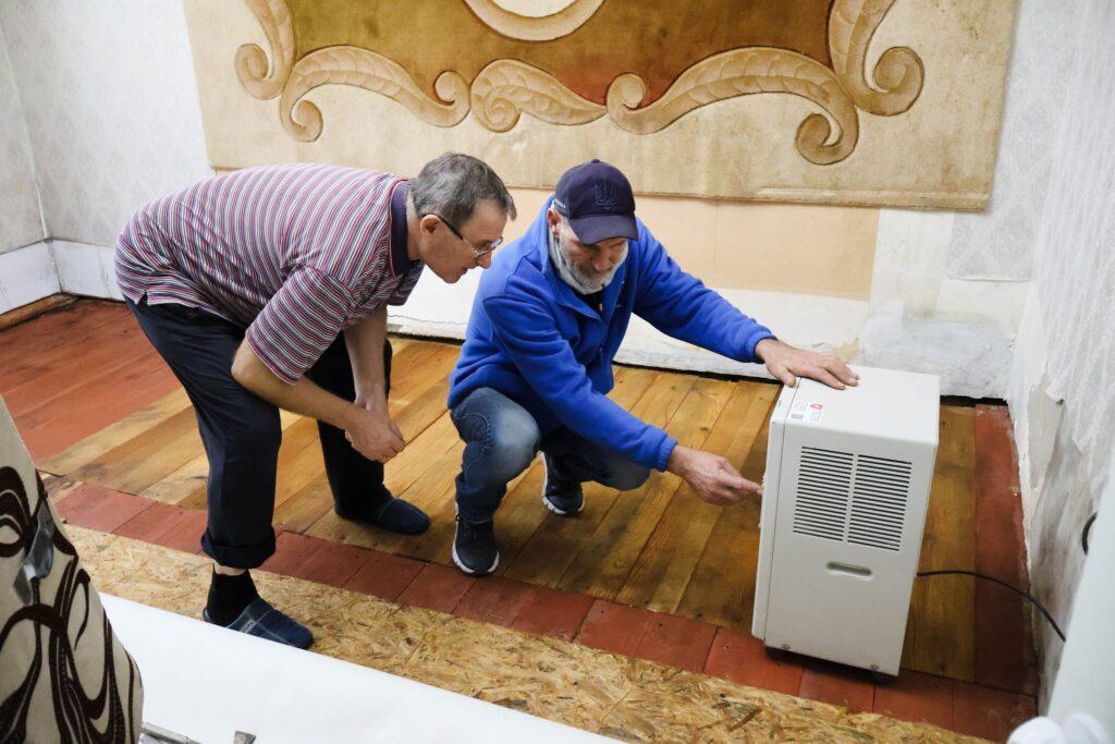 Вологість в квартирах перевищує 90%: постраждалим від повені одеситам роздають осушувачі