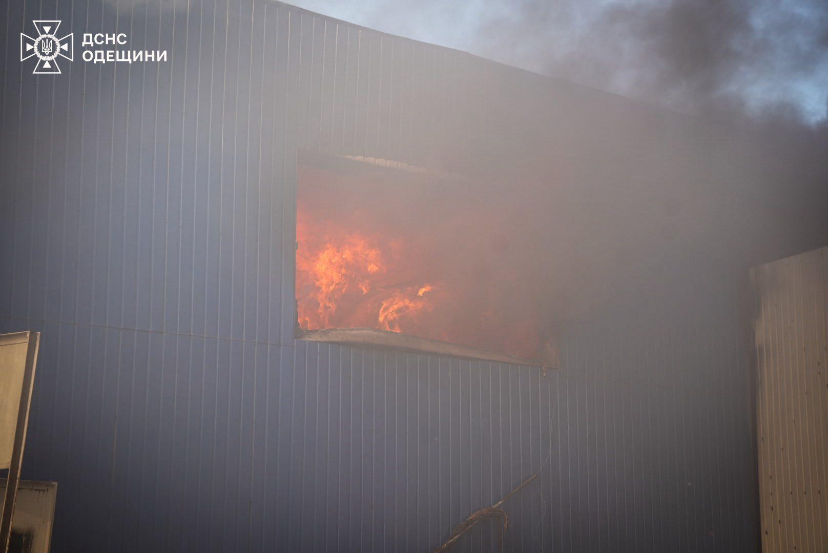 Під Одесою палала СТО (фото, відео)