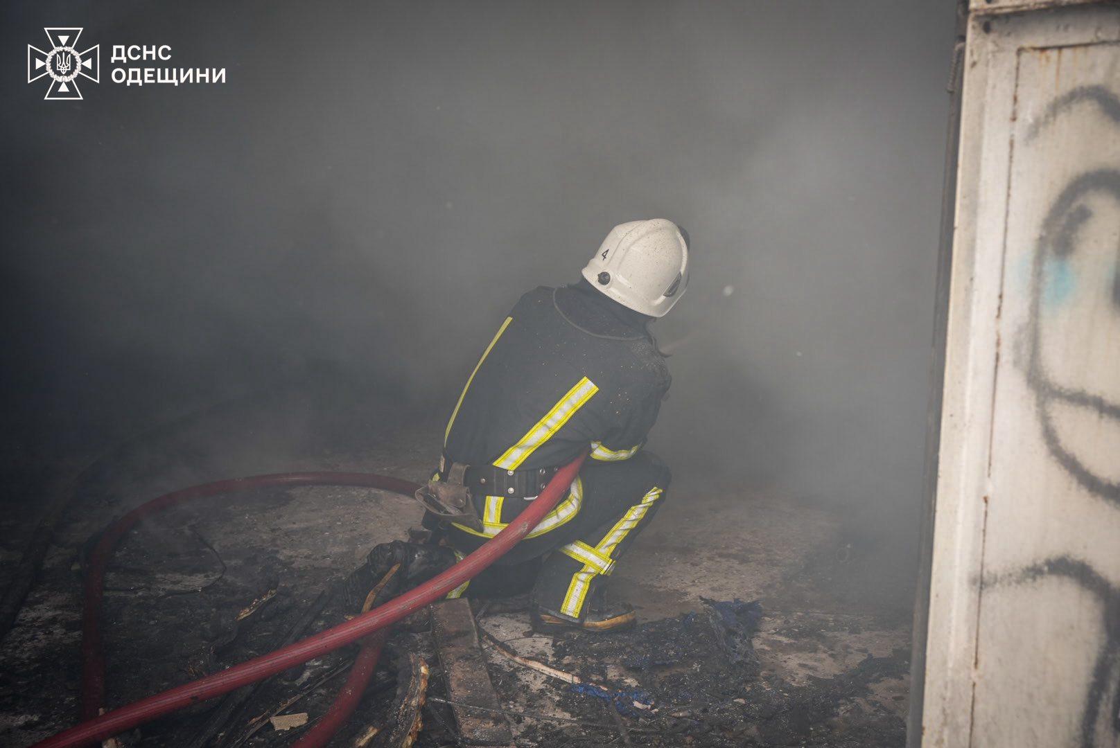Під Одесою палала СТО (фото, відео)