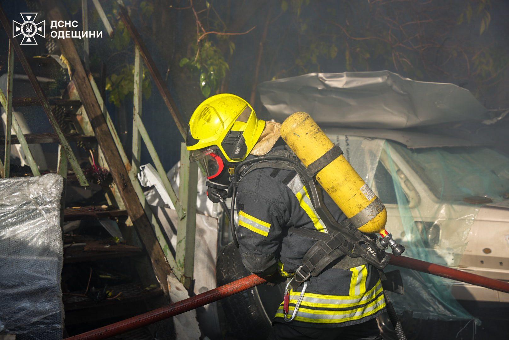 Під Одесою палала СТО (фото, відео)