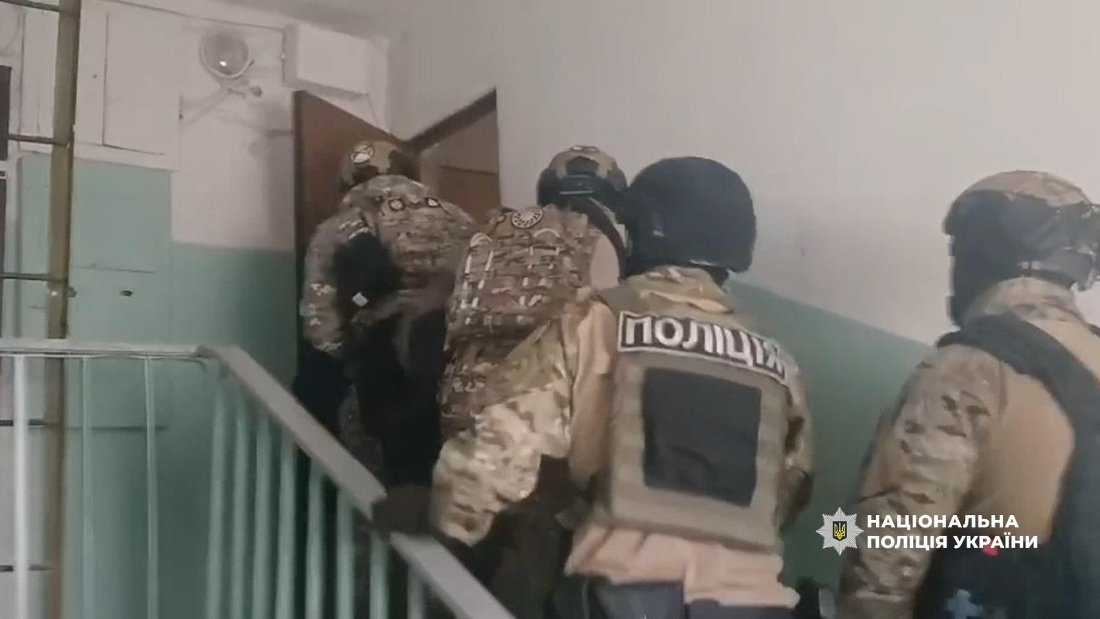 В одеській багатоповерхівці чоловік до смерті побив гостя та залишив тіло у коридорі