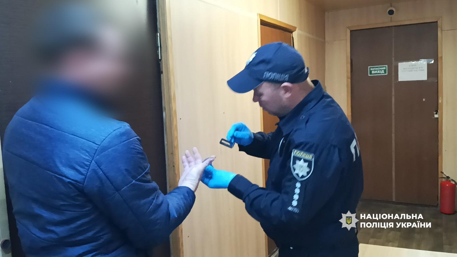 В одеській багатоповерхівці чоловік до смерті побив гостя та залишив тіло у коридорі