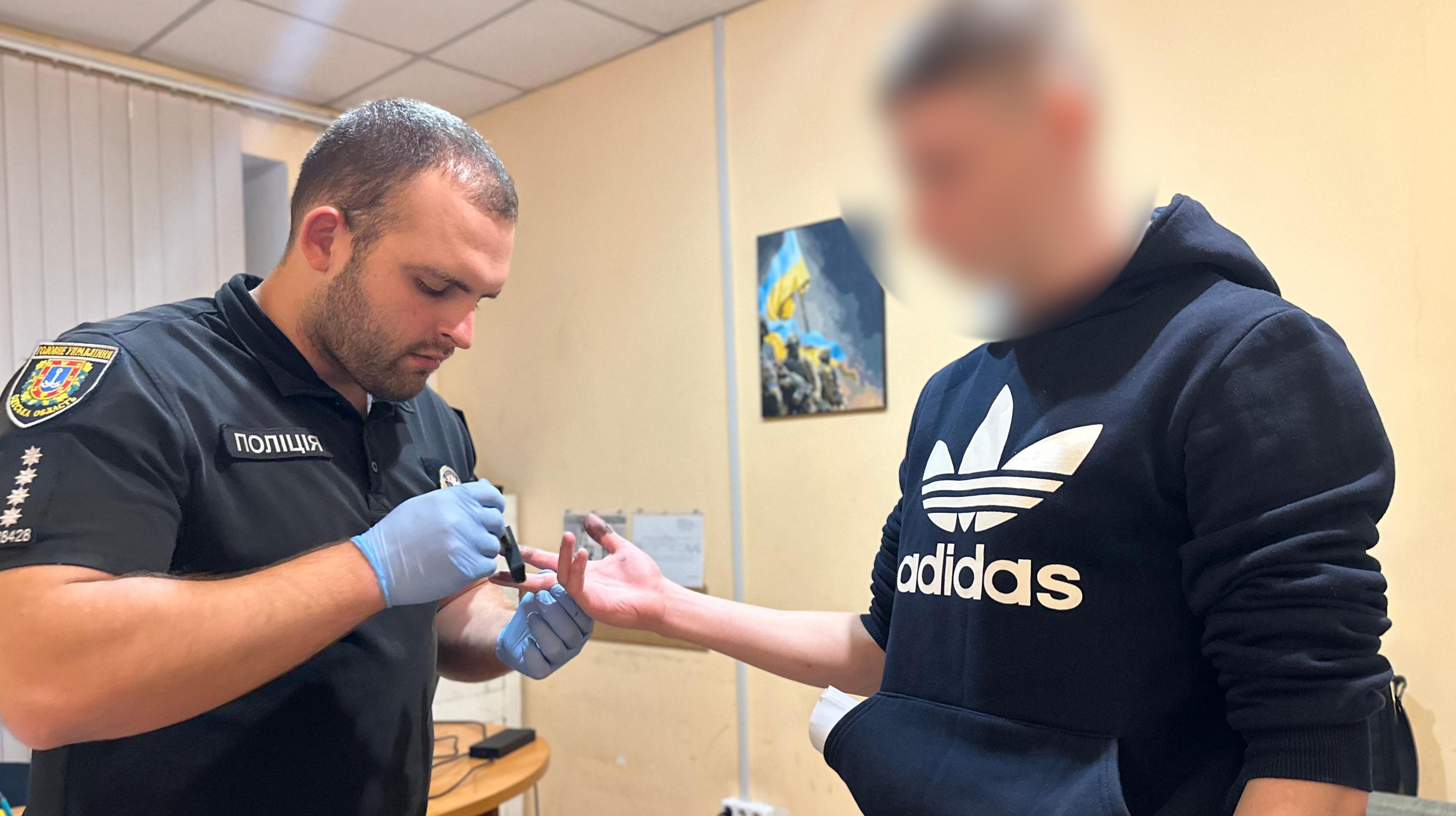 В Одессе задержали 19-летнего парня, который по заказу поджег чужую машину