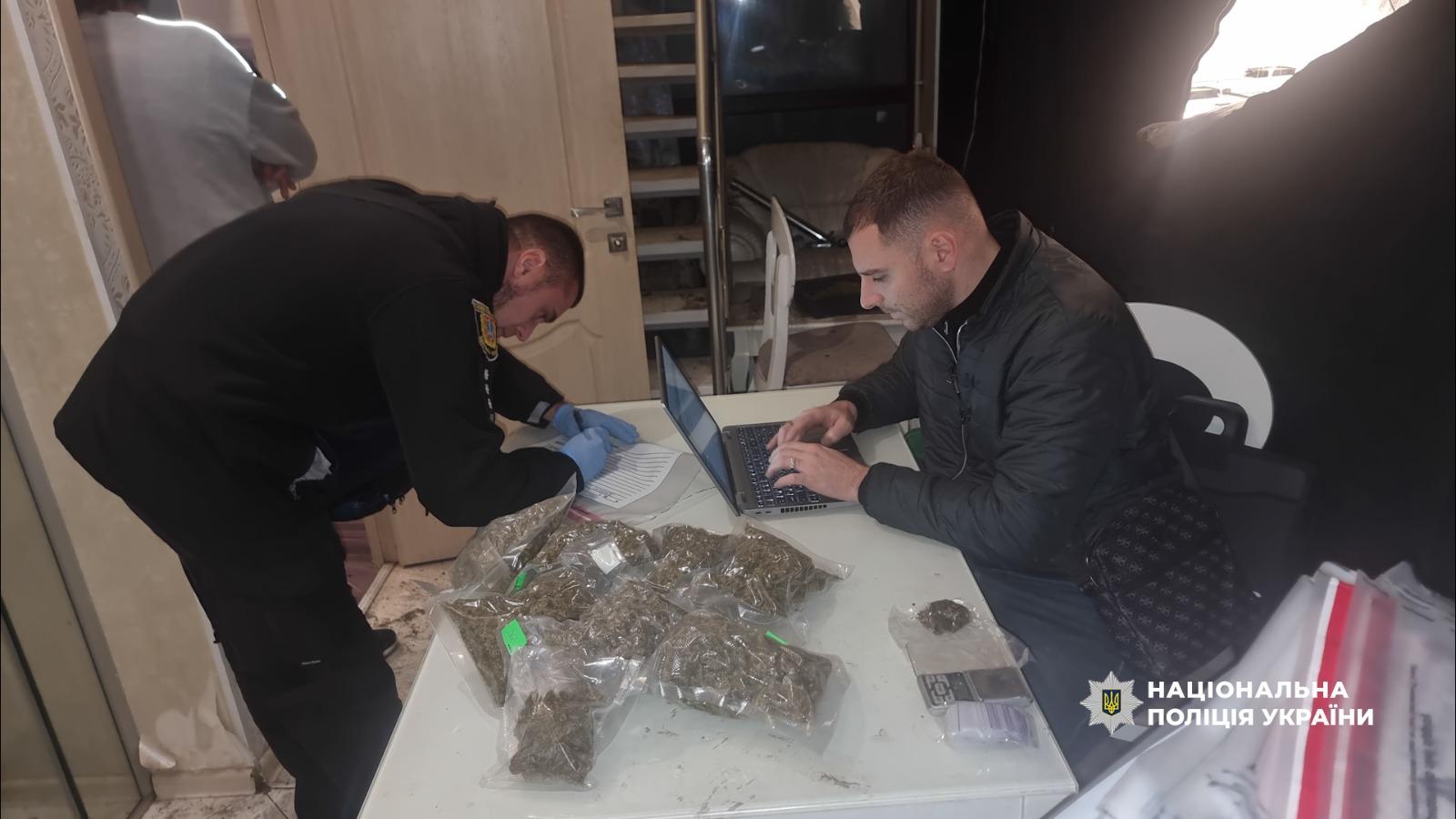 Кокаин из Испании и каннабис: в Одессе у мужчины изъяли наркотиков на восемь миллионов