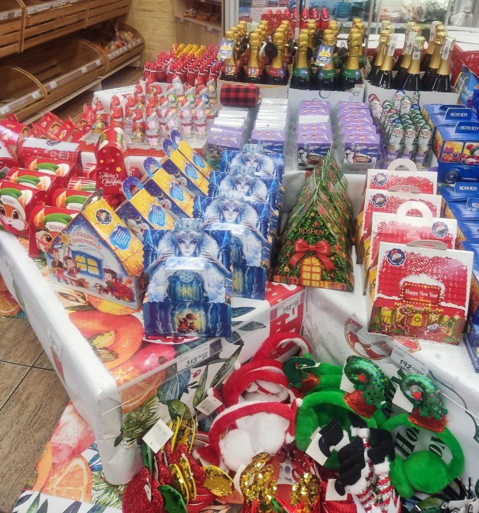 Хелловін відміняється? В одеських супермаркетах вже продають новорічні товари (фотофакт) Хелловін відміняється? В одеських супермаркетах вже продають новорічні товари (фотофакт)