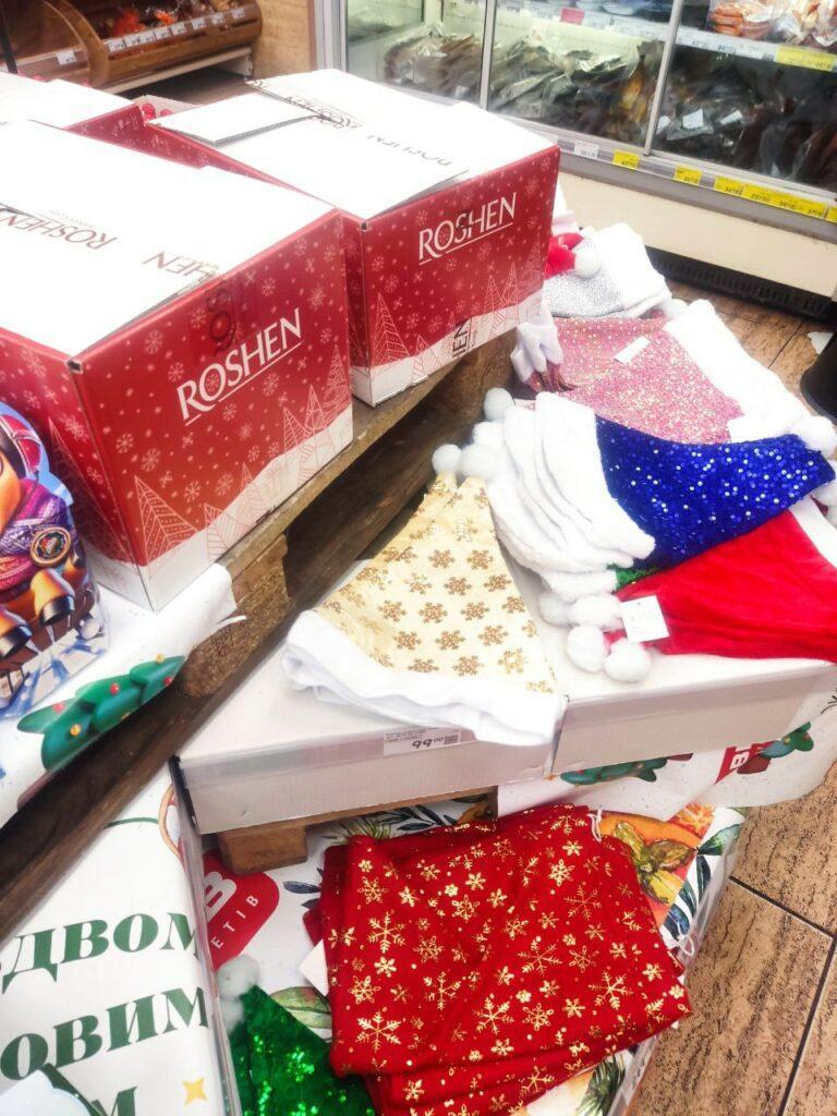 Хелловін відміняється? В одеських супермаркетах вже продають новорічні товари (фотофакт) Хелловін відміняється? В одеських супермаркетах вже продають новорічні товари (фотофакт)