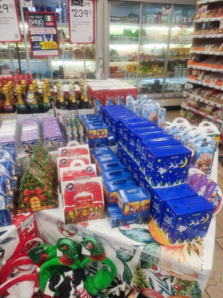 Хелловін відміняється? В одеських супермаркетах вже продають новорічні товари (фотофакт) Хелловін відміняється? В одеських супермаркетах вже продають новорічні товари (фотофакт)