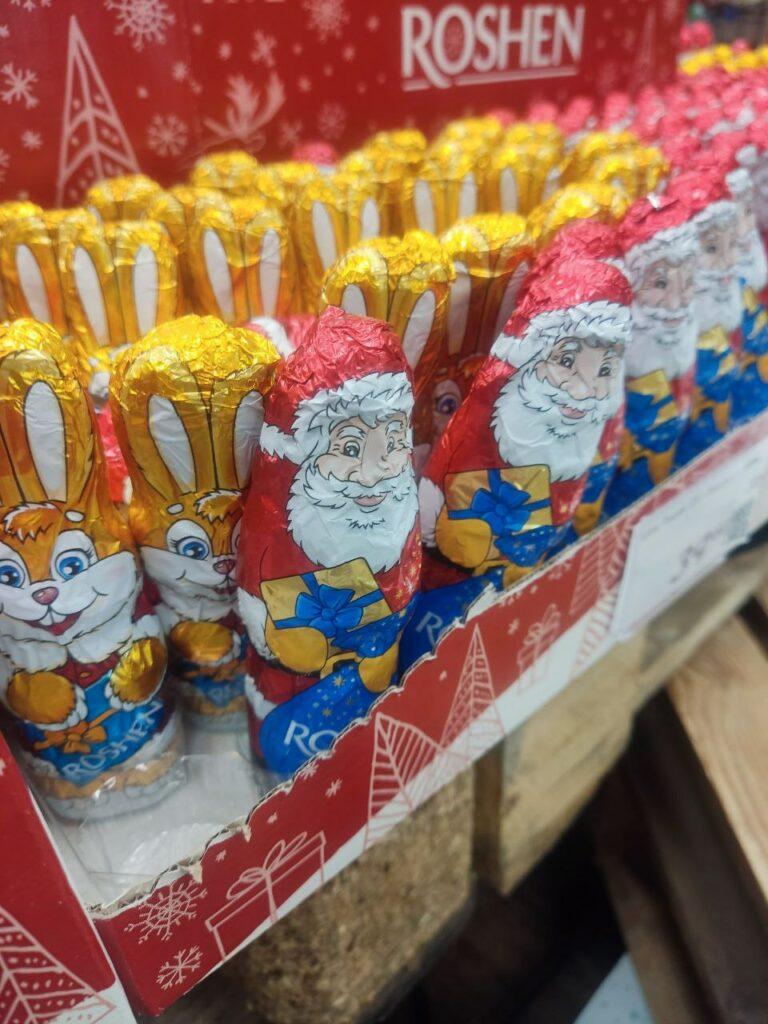 Хэллоуин отменяется? В одесских супермаркетах уже продают новогодние товары (фотофакт)