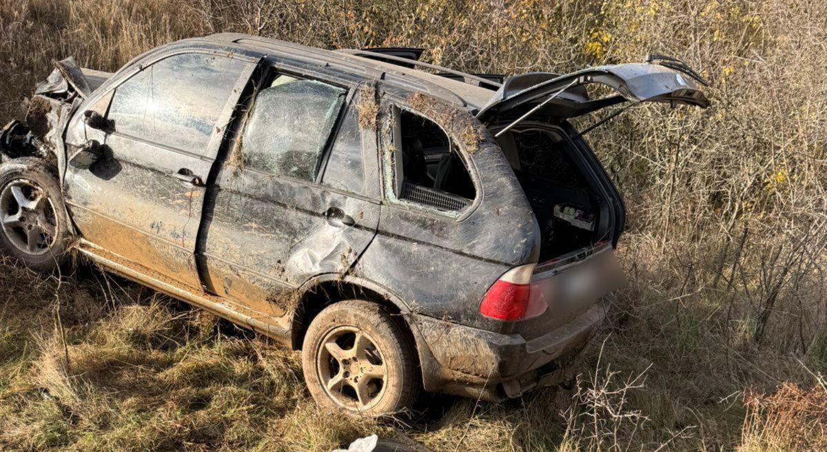 На Одещині перевернувся автомобіль із чоловіками, які прямували до Молдови На Одещині перевернувся автомобіль із чоловіками, які прямували до Молдови
