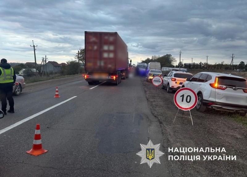 В Одеському районі вантажівка на смерть збила двох військовослужбовців (оновлено) В Одеському районі вантажівка на смерть збила двох військовослужбовців (оновлено)