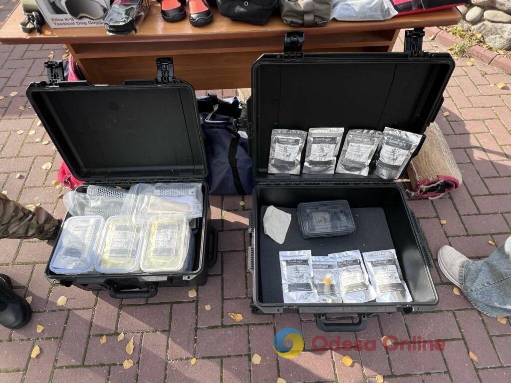 Поліцейські собаки, які лікують душі: у кінологічному центрі Одещини допомагають відновлювати спокій і віру в життя