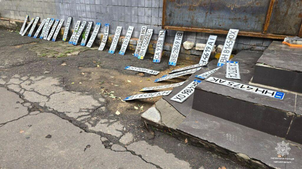 Одеські патрульні знайшли десятки загублених під час негоди номерних знаків 