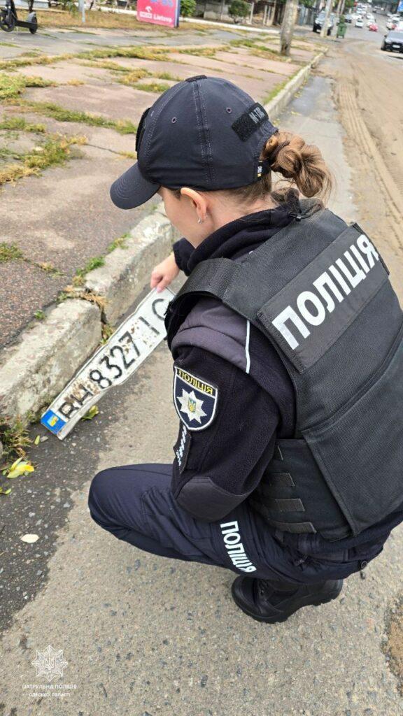 Одеські патрульні знайшли десятки загублених під час негоди номерних знаків 