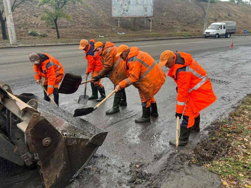 Ліквідація наслідків негоди: одеські комунальники продовжують працювати під дощем