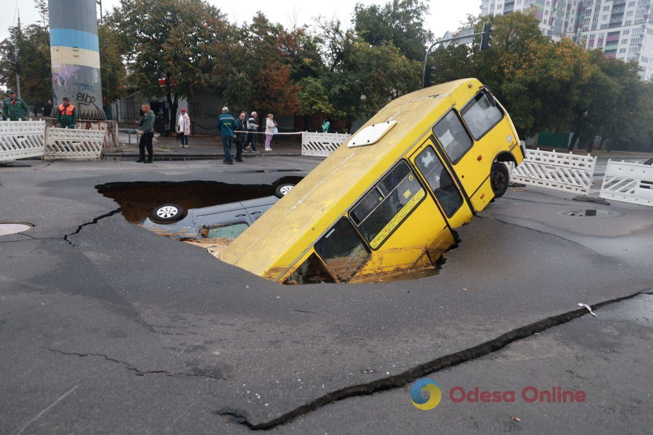 Наслідки стихії в Одесі: понівечені автомобілі та затоплені будинки (чутливий контент)