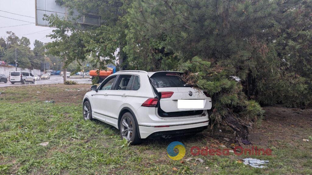 Наслідки стихії в Одесі: понівечені автомобілі та затоплені будинки (чутливий контент)