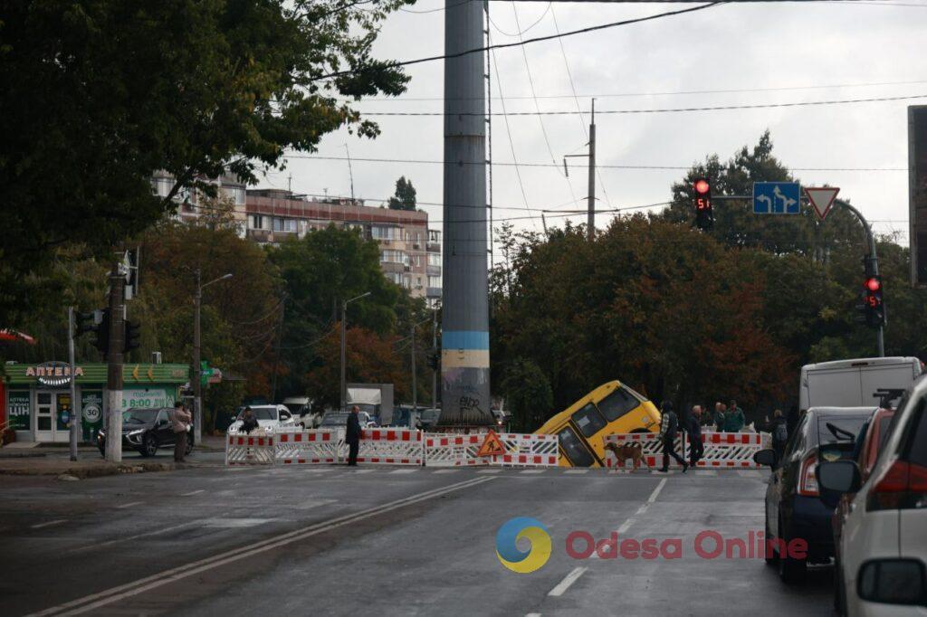 Наслідки стихії в Одесі: понівечені автомобілі та затоплені будинки (чутливий контент)