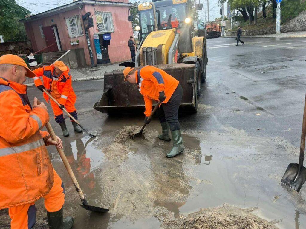 Ліквідація наслідків негоди: одеські комунальники продовжують працювати під дощем
