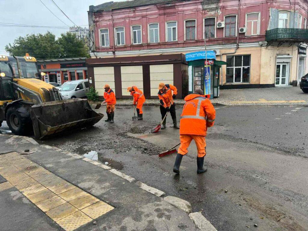 Ліквідація наслідків негоди: одеські комунальники продовжують працювати під дощем