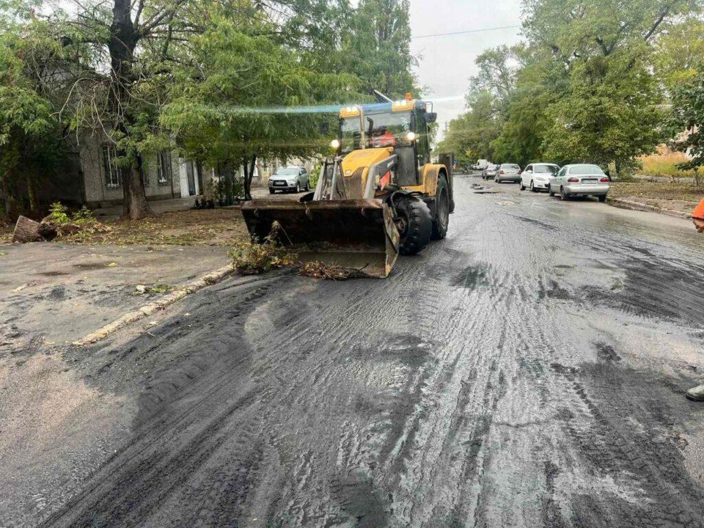 Ліквідація наслідків негоди: одеські комунальники продовжують працювати під дощем