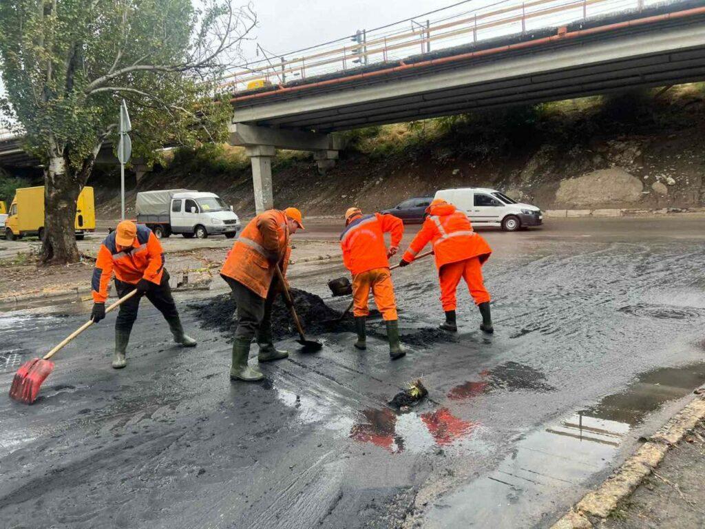 Ліквідація наслідків негоди: одеські комунальники продовжують працювати під дощем