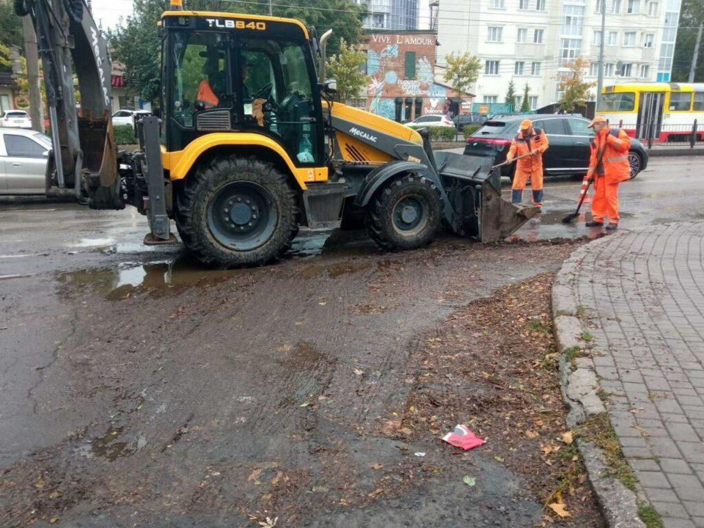Ліквідація наслідків негоди: одеські комунальники продовжують працювати під дощем