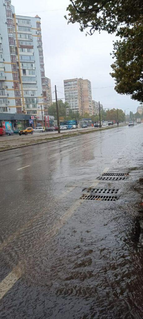 В Одесі знову вирує негода: деякі вулиці вже підтоплені