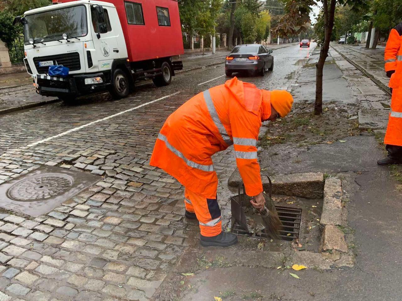 В Одесі знову вирує негода: деякі вулиці вже підтоплені