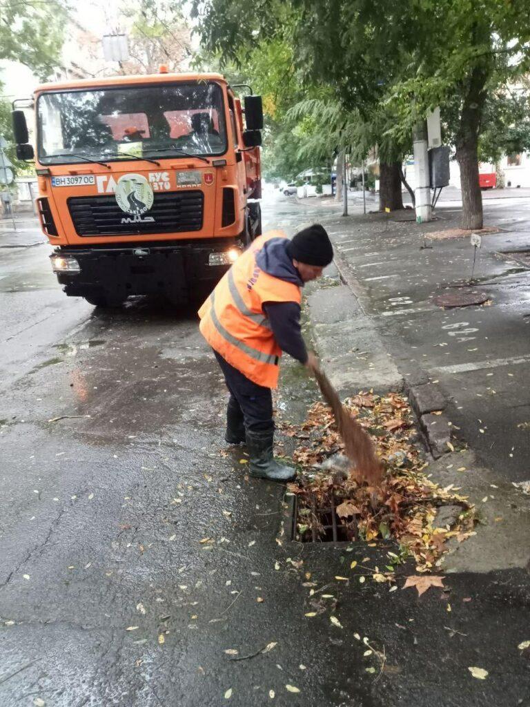 Коммунальные службы борются с последствиями непогоды в Одессе