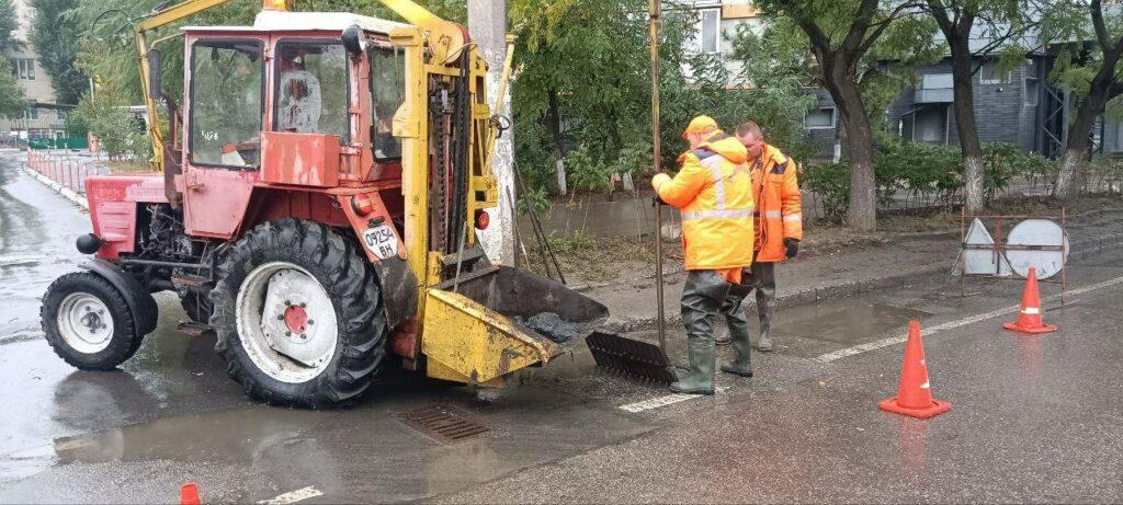 Коммунальные службы борются с последствиями непогоды в Одессе