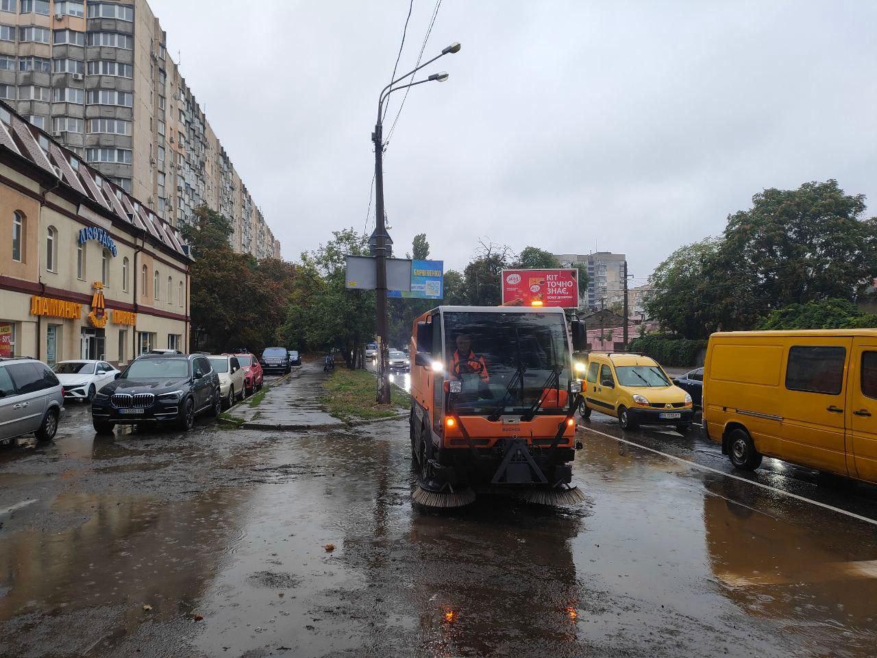 Коммунальные службы борются с последствиями непогоды в Одессе
