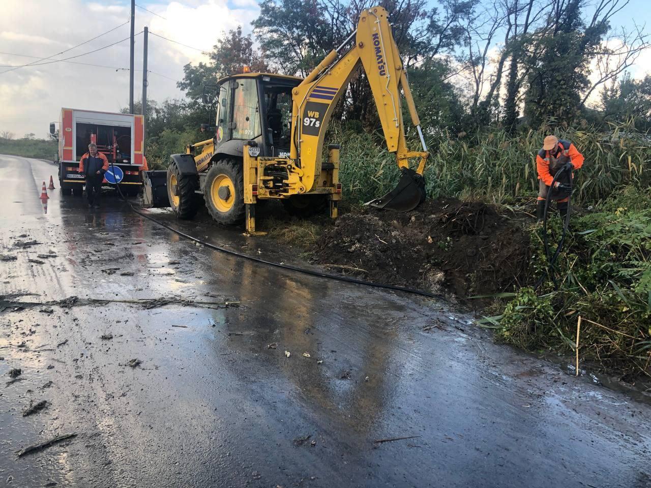 Ситуація на дорогах пiсля зливи в Одесі: на одній з вулиць відсутній рух